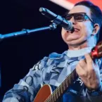 Marrone diz ser 'meio gay' em show e Bruno reage