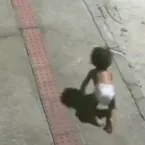Motoboy salva beb� que engatinhava sozinha na rua durante a madrugada