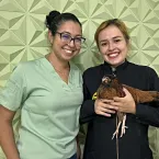 Galinha Pipi faz tratamento chinês para curar bico torto