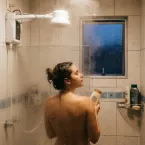 Banho quente sem susto: cuidados com o chuveiro elétrico no inverno