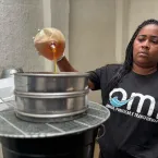 Projeto na Mangueira recicla �leo de cozinha e protege milh�es de litros de �gua