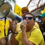 Camelôs protestam contra programa da prefeitura no Rio