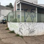 Casa abandonada onde homem foi encontrado morto é interditada em Cuiabá