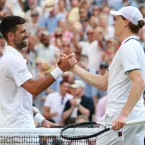 Sinner domina Djokovic e vai à final de Wimbledon