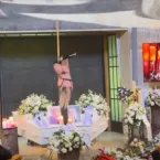 Dan�arina faz apresenta��o em enterro de dona de boate