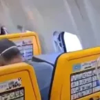 Cinto salva homem de ser sugado para fora de avião