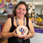 Bordadeira transforma livros em arte na Feira de Bonito