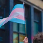 Funcion�ria trans impedida de usar banheiro feminino ganha indeniza��o na Justi�a