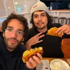 Humberto Carrão aparece em foto rara com o filho de Wagner Moura