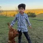 Filho de Murilo Huff e Marilia Mendonca vira fazendeiro e segura galinha