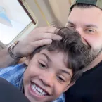Filho de Murilo Huff e Marilia Mendonca vira fazendeiro e segura galinha