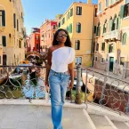 Apresentadora Kenya Sade curte férias com a mulher na Itália