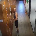 Bombeiro armado discute com PM dentro de academia