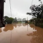 Rio Taquari sobe e inunda cidades no Rio Grande do Sul