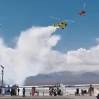 Helicóptero cai sobre turistas em área turística popular