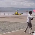 Helicóptero cai sobre turistas em área turística popular