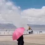 Helicóptero cai sobre turistas em área turística popular