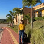 Cantora Katia viaja com cao guia para show no Rio