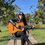 Cantora Katia viaja com cao guia para show no Rio