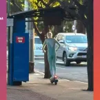 Influenciador fantasiado de Gelado ensina a usar patinetes em Campo Grande