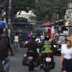 Crime assume controle de alimentos e gás no Rio e preço dispara