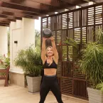 Dany Bananinha mostra treino funcional em casa com kettlebell