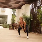 Dany Bananinha mostra treino funcional em casa com kettlebell