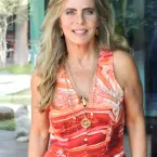 Bruna Lombardi completa 75 anos com novo livro e beleza que encanta gera��es