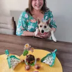 Cachorrinha adotada virou estrela e ganha festa de 'mesversário'