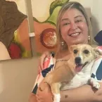 Cachorrinha adotada virou estrela e ganha festa de 'mesversário'