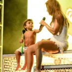 Ivete Sangalo curte balada na França com novo namorado e filho