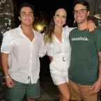Ivete Sangalo curte balada na França com novo namorado e filho