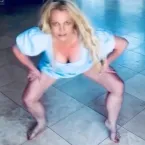 Britney Spears dança totalmente nua e choca fãs com vídeos ousados