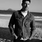 Cauã Reymond explica nudez masculina em série e diz que corpo do homem também é objetificado