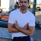 Cauã Reymond explica nudez masculina em série e diz que corpo do homem também é objetificado