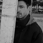 Cauã Reymond explica nudez masculina em série e diz que corpo do homem também é objetificado