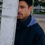 Cauã Reymond explica nudez masculina em série e diz que corpo do homem também é objetificado