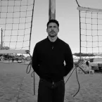 Cauã Reymond explica nudez masculina em série e diz que corpo do homem também é objetificado