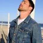 Cauã Reymond explica nudez masculina em série e diz que corpo do homem também é objetificado