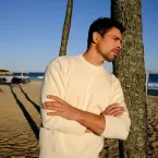 Cauã Reymond explica nudez masculina em série e diz que corpo do homem também é objetificado