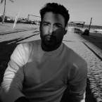 Cauã Reymond explica nudez masculina em série e diz que corpo do homem também é objetificado