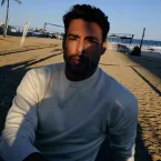 Cauã Reymond explica nudez masculina em série e diz que corpo do homem também é objetificado