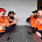 Jovens não querem mais pagar bebida para os amigos no bar