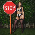 Rihanna para o tr�nsito com um look ousado de lingerie