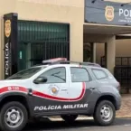 Policial surta em motel, quebra tudo e ameaça funcionária com faca