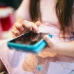 Uso excessivo de telas prejudica o rendimento escolar de crianças e adolescentes