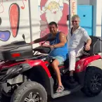 Zeca Pagodinho dá carona para Carlinhos de Jesus em Xerém