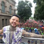 Hitmaker, que economizava o lanche para consertar o cavaquinho, estreia show solo no Rock in Rio