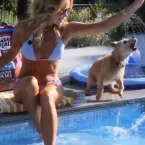 Amanda Holden, 55, arrasa em biqu�ni azul durante ensaio sensual para marca de ra��o