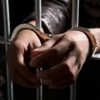 Agente penitenciária casada é presa por sexo com preso nos EUA